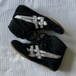 ASICS black wrestling shoes
Kids size 6.5